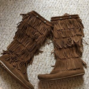 Minnetonka 5 Layer Suede Fringe Boot